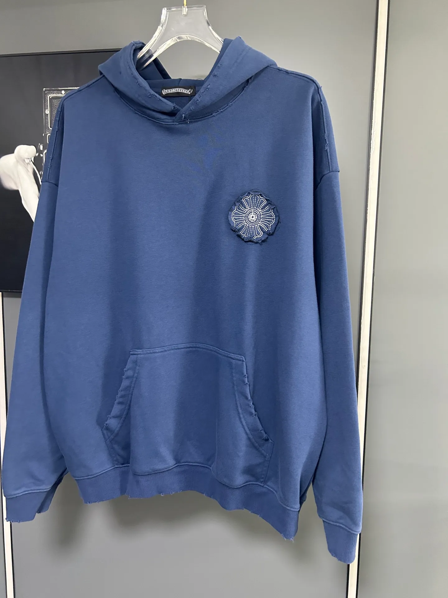 P310 𝗖𝗵𝗿𝗼𝗺𝗲 𝗛𝗲𝗮𝗿𝘁𝘀/Cro Heart 2025 Cross Patch Embroidery Summer New Original Single Counter American Acid Washed Distressed Laser Burnt Patch Embroidery Couple Casual Hooded Sweatshirt 👑The highest version! Customized fabric 440g tripe terry fabric! American acid-washed and distressed original fabric laser burnt ✟appliqué embroidery and exquisite embroidery of letters! The best-selling model at the counter. It is very comfortable to wear. It is low-key yet luxurious. It is very classy when worn. The large size and tailoring are needless to say. The upper body is exquisite and vivid. 👍High-end first-class materials. A truly palace-level product. The cotton from Turkey is of outstanding quality. After heavy washing, the clothes are very soft! Not picky, the upper body is absolutely stylish and extremely luxurious. Auxiliary materials: The original model has been authenticated and labeled ➕100% silk washed with water label. Genuine purchase-grade original hangtag➕matching hanging rope➕3D hanging beads➕original packaging bag. Craftsmanship: The original version has consistent wiring! The highest version of the armhole matching technique! Countless times of pattern making to 100% restore the original appearance! The correct version is the same for men and women, super eye-catching, super good-looking, and super atmospheric! Color: White Black Royal Blue Size, XS S M L